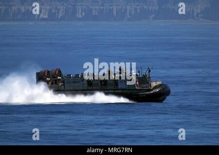 Landing Craft Air Cushion (LCAC) est un aéroglisseur amphibie à grande vitesse utilisé par l'United States Navy pour transporter du matériel et du personnel d'un navire à l'autre. L'image d'archive montre un LCAC affecté à l'unité d'embarcation d'assaut 5 opérant à partir de l'USS San Diego (LPD 22) lors de l'exercice de certification le 14 juin 2017 dans l'océan Pacifique près du Camp Pendleton dans le cadre des qualifications préalables au déploiement au sein de l'America Amphibious Ready Group. Banque D'Images