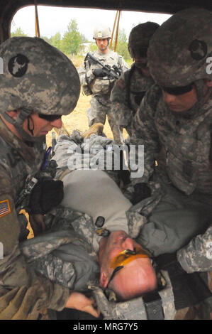 Minnesota Army National Guard medecins effectuer les soins médicaux à 2-136e Combined Arms chef de bataillon, le Lieutenant-colonel Jason Benson qui joue un accident fictif à Pabrade, Lituanie, au cours de l'exercice au cours de l'exercice Wolf fer grève 17 Sabre. Grève 17 Sabre est une Europe de l'Armée US-led theatre exercice visant à accroître l'interopérabilité entre les forces de l'OTAN et les principaux partenaires régionaux. (Photo par le Sgt. Amberlee/Boverhuis) Parution Banque D'Images