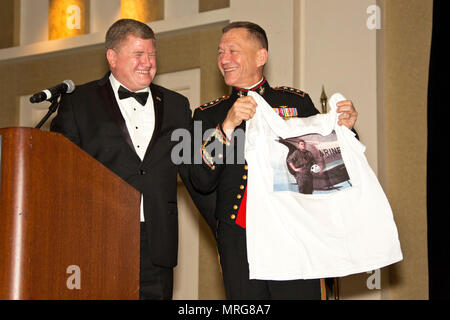 Le colonel à la retraite du Corps des Marines américain Earl Erderbrook, maître de cérémonie, se prépare à présenter un prix pour le lieutenant général Jon M. Davis, commandant adjoint pour l'aviation, au cours de la Marine Corps Aviation Association 46th Annual Symposium et Award Banquet, La Jolla, Californie, le 19 mai 2017. Les prix ont été remis à 13 unités, et 14 renseignements personnels de reconnaissance à des Marines. (U.S. Marine Corps photo par Lance Cpl. Hailey D. Clay) Banque D'Images