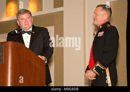 Le colonel à la retraite du Corps des Marines américain Earl Erderbrook, maître de cérémonie, se prépare à présenter un prix pour le lieutenant général Jon M. Davis, commandant adjoint pour l'aviation, au cours de la Marine Corps Aviation Association 46th Annual Symposium et Award Banquet, La Jolla, Californie, le 19 mai 2017. Les prix ont été remis à 13 unités, et 14 renseignements personnels de reconnaissance à des Marines. (U.S. Marine Corps photo par Lance Cpl. Hailey D. Clay) Banque D'Images