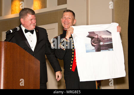 Le colonel à la retraite du Corps des Marines américain Earl Erderbrook, maître de cérémonie, se prépare à présenter un prix pour le lieutenant général Jon M. Davis, commandant adjoint pour l'aviation, au cours de la Marine Corps Aviation Association 46th Annual Symposium et Award Banquet, La Jolla, Californie, le 19 mai 2017. Les prix ont été remis à 13 unités, et 14 renseignements personnels de reconnaissance à des Marines. (U.S. Marine Corps photo par Lance Cpl. Hailey D. Clay) Banque D'Images