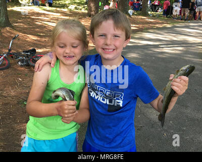 Plusieurs enfants tenir la truite arc-en-ils pris au cours de la 20e édition du rodéo de pêche pour les enfants 10 juin 2017 à la Dale Hollow National Fish Hatchery. (Photo par USACE Park Ranger Sondra Carmen) Banque D'Images