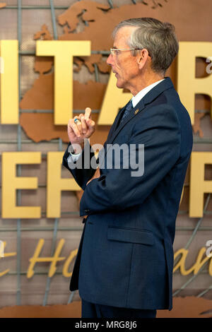 Acting-Army Secrétaire, Honorable Robert M. Speer - 242ème anniversaire de l'Armée de gâteau symbolique Banque D'Images