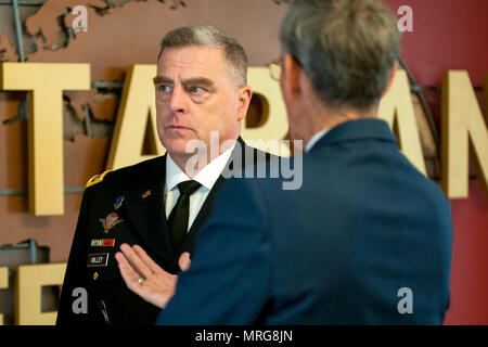 Chef de l'armée américaine, le général Mark A. Milley parle avec Acting-Army Secrétaire, Honorable Robert M. Speer - 242ème anniversaire de l'Armée de gâteau symbolique Banque D'Images