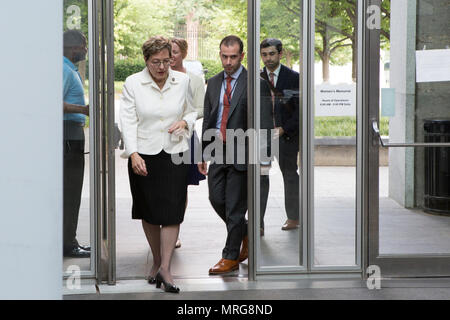 L'Honorable Marcy Kaptur, représentant des Etats-Unis, le 9e District de l'Ohio assiste à une parade au coucher du soleil accueil à l'égard des femmes dans le service militaire pour l'Amérique, Memorial Arlington, Va., le 13 juin 2017. Coucher de défilés ont lieu comme un moyen d'honorer les hauts fonctionnaires, les éminents citoyens et partisans du Marine Corps. (U.S. Marine Corps photo par Lance Cpl. Alex A. Quiles) Banque D'Images