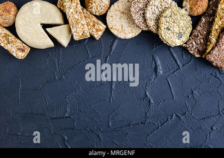 Des collations santé. Super aliments diététiques de remise en forme. Kozinaki avec différentes matières de la céréale. Halva sésame, barres granola, les gressins, diététiques Banque D'Images