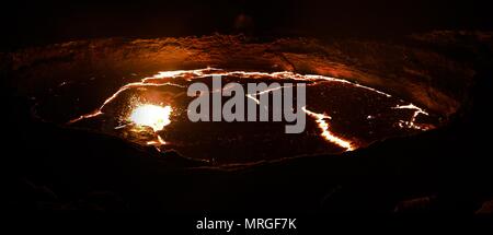 Panorama du cratère du volcan Erta Ale, la fusion de la lave, de la dépression Danakil, l'Ethiopie Banque D'Images