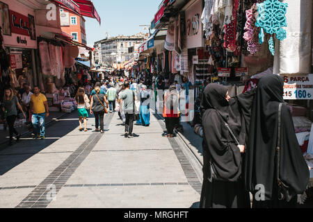 Istanbul, 16 juin 2018 : beaucoup de gens sont locaux au Grand Bazar pendant la célébration du Ramadan Banque D'Images