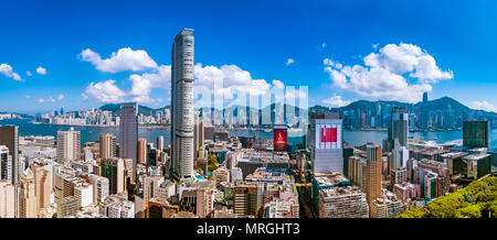 Kowloon, Hong Kong - le 26 mai 2018 : vue sur la ville de la péninsule de Kowloon et l'île de Hong Kong à chaud après-midi Banque D'Images