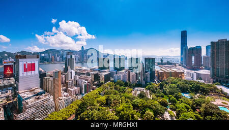 Kowloon, Hong Kong - le 26 mai 2018 : vue sur la ville de la péninsule de Kowloon et l'île de Hong Kong à chaud après-midi Banque D'Images