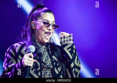 Mabel effectue au cours de la première journée de BBC Radio 1's plus grand week-end à Singleton park, Swansea. Banque D'Images