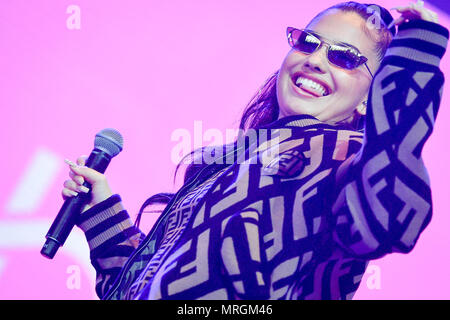 Mabel effectue au cours de la première journée de BBC Radio 1's plus grand week-end à Singleton park, Swansea. Banque D'Images