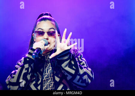 Mabel effectue au cours de la première journée de BBC Radio 1's plus grand week-end à Singleton park, Swansea. Banque D'Images