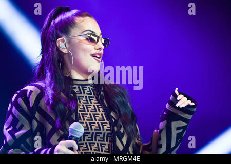 Mabel effectue au cours de la première journée de BBC Radio 1's plus grand week-end à Singleton park, Swansea. Banque D'Images