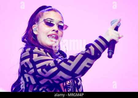 Mabel effectue au cours de la première journée de BBC Radio 1's plus grand week-end à Singleton park, Swansea. Banque D'Images