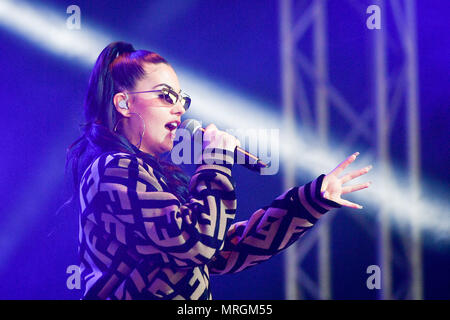 Mabel effectue au cours de la première journée de BBC Radio 1's plus grand week-end à Singleton park, Swansea. Banque D'Images