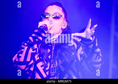 Mabel effectue au cours de la première journée de BBC Radio 1's plus grand week-end à Singleton park, Swansea. Banque D'Images