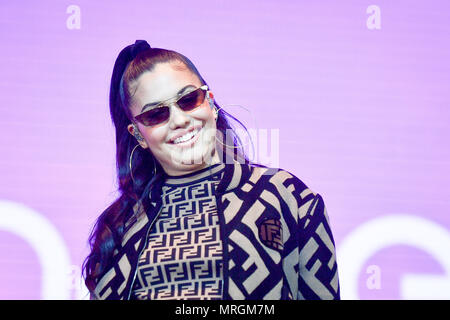 Mabel effectue au cours de la première journée de BBC Radio 1's plus grand week-end à Singleton park, Swansea. Banque D'Images