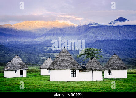 Abris fournir intéressant hebergement à Momella Lodge avec Mt. L'augmentation de Meru dans l'arrière-plan. Tanzanie, Afrique. Banque D'Images