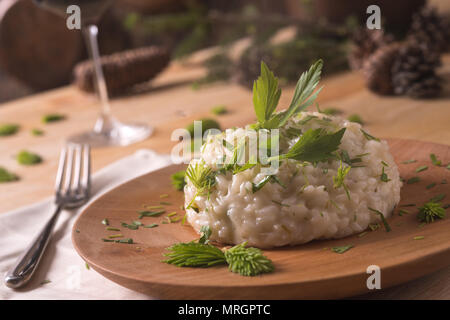 Risotto avec bijou en forme et le céleri levisticum sur une composition de tables en bois Banque D'Images