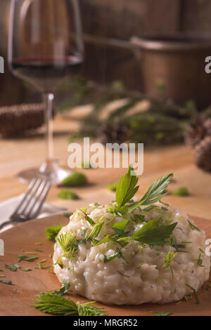 Risotto avec bijou en forme et le céleri levisticum sur une composition de tables en bois Banque D'Images