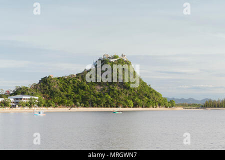 Khao Chong Krajok temple perché, Prachuap Khiri Khan, Thaïlande Banque D'Images