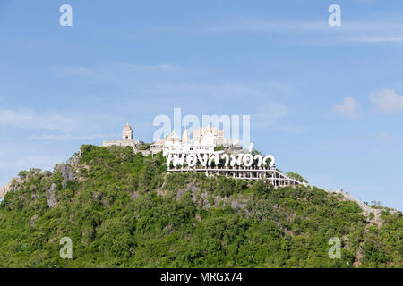 Khao Chong Krajok temple perché, Prachuap Khiri Khan, Thaïlande Banque D'Images