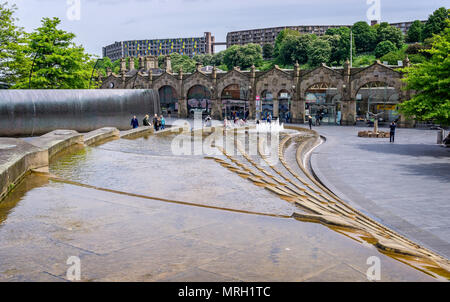 Dispositif de l'eau à la place de la gerbe devant de la gare de Sheffield, prises à Sheffield, Yorkshire, Royaume-Uni le 18 mai 2018 Banque D'Images