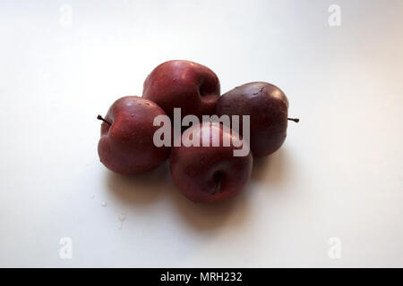 Quatre pommes Red Delicious isolé sur fond blanc Banque D'Images