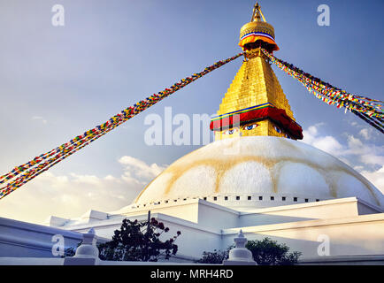 Bodnath Stupa bouddhiste avec de grands drapeaux de prière à Katmandou Banque D'Images