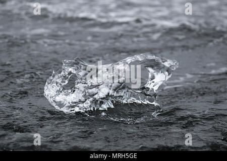 Le lagon glaciaire Jökulsárlón situé à Breiðamerkurjökull, une prise du magnifique glacier Glacier Vatnajökull qui se trouve au-delà. Banc de glace, la glace, la glace de mer Flottante, glaces en dérive, blue ice floe, formation de la glace de mer et les caractéristiques, des blocs de glace flottante, des radeaux et des buttes, un gros paquet de glace flottante sur la plage du Diamant. Le glacier Jökulsárlón, à la dérive, flottant, la fonte, réchauffement climatique, polar, arctique, global, glacier, bleu, froid, dégel paysage, plage de sable noir lagon de l'océan, de l'Islande. Banque D'Images