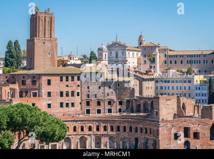 Vue panoramique sur le Marchés de Trajan à partir du monument de Vittorio Emanuele II à Rome, Italie. Banque D'Images