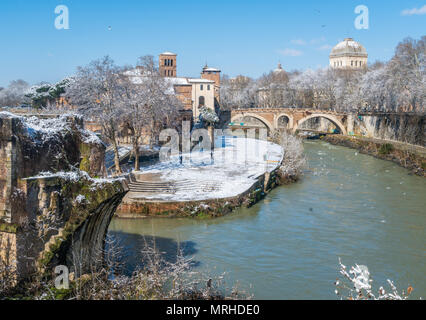 La neige à Rome en février 2018, l'île Tibérine dans la matinée, l'Italie. Banque D'Images