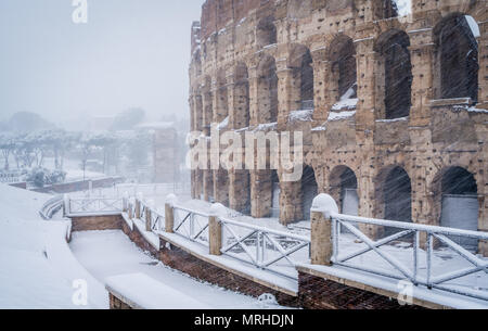 Neige en février 2018 sur Rome, le Colisée le matin alors qu'il neige. Banque D'Images