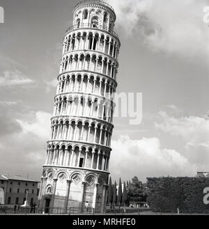 Années 1950, compte tenu de l'historique Tour de Pise, Italie, le campanile ou pose libre Bell Tower, célèbre dans le monde entier pour son inclinaison imprévue, due à l'insuffisance de fondation sur sol mou lorsque sa a été construit. Il a été enregistré à partir d'un coup d'artillerie pendant la seconde guerre mondiale, de sorte que l'histoire continue, parce qu'il était considéré comme trop belle pour la détruire. Et l'industrie touristique de Pise est à jamais reconnaissant pour cela. Banque D'Images