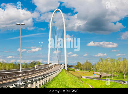 Reggio Emilia - pont voûté moderne par l'architecte Santiago Calatrava Banque D'Images