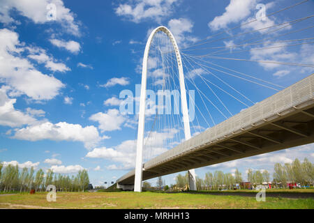 Reggio Emilia - pont voûté moderne par l'architecte Santiago Calatrava Banque D'Images