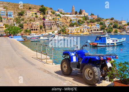 Quad garé sur la promenade côtière de la ville de Symi. Grèce Banque D'Images