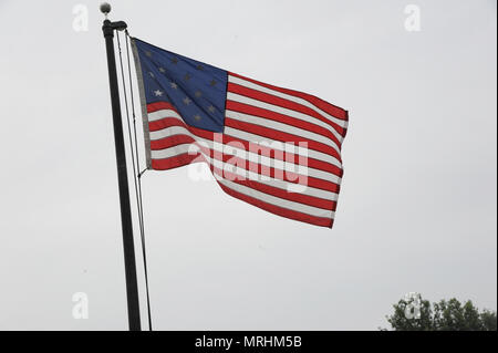 Le drapeau américain de 1818, le troisième drapeau de notre pays, le seul drapeau de notre pays, est le seul drapeau avec 15 étoiles et 15 bandes. Ce drapeau a volé au-dessus de Ft. McHenry quand Francis Scott Key a écrit le Star Spangled Banner. Tous les drapeaux ont 13 stripes, représentant les 13 colonies d'origine et avait une étoile ajoutées pour représenter chaque état dans l'Union européenne. (U.S. Air Force photo par un membre de la 1re classe Beaux Hebert) Banque D'Images