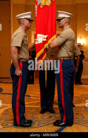 Le poste de recrutement Fort Lauderdale opère au sein du 6e district du corps des Marines, supervisant le recrutement régional. Lors de la cérémonie du 9 juin 2017, le commandant sortant a présenté les couleurs de l'unité au commandant entrant, symbolisant l'acceptation du commandement. L'image d'archives documente l'échange de couleurs au cours de la procédure formelle. Banque D'Images