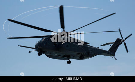 Un MH-53E Sea Dragon plane tout en menant les vols au-dessus de la pratique USS Whidbey Island (TA-41), le 13 juin 2017. Le personnel militaire à l'échelle du Ministère de la Défense sont les préparatifs de la voile Boston 2017, afin de mettre en valeur les vastes capacités de l'United States forces amphibies, au public. Certains des véhicules et d'armes sur l'écran inclut un Humvee, du Corps des marines de l'US Navy un MH-53E Sea Dragon, et d'un vaste éventail de systèmes d'armes. (U.S. Marine Corps photo par Lance Cpl. Jailine L. Martinez) Banque D'Images