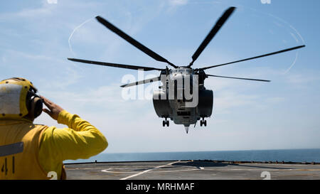 Un hélicoptère MH-53 effectue des vols pratiques à bord du USS Whidbey Island (TA-41), le 13 juin 2017. Le personnel militaire dans tout le département de la défense sont les préparatifs de Sail Boston 2017 pour présenter leur vaste cabailities au public. Les marins menées en préparation des vols pratiques pour afficher la capacité d'un hélicoptère MH-53. Les marins sont affectés à HM15. (U.S. Marine Corps photo par Lance Cpl. Jailine L. Martinez) Banque D'Images