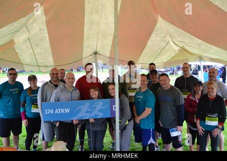 Les aviateurs et les employés civils de la New York Air National Guard's 174e Escadre attaque prendre part à la 2017 J.P. Morgan Corporate Challenge 3.5-mile l'événement le 6 juin 2016 à Onondaga Lake Parkway à Liverpool, New York. 174e Escadre attaque les membres ont participé à cet événement depuis plus de 15 ans. Cet événement à l'échelle mondiale est ouvert aux groupes d'employés à temps plein d'organisations au sein de l'entreprise et du secteur public à l'appui de la famille Huntington Center. (U.S. Photo de la Garde nationale aérienne capitaine principal Sgt. Helen Frasicello) Banque D'Images