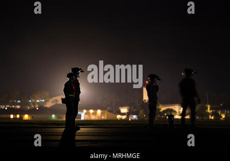 Les commandos de l'air avec le 1er Escadron de préparation logistique des opérations spéciales d'attendre un Pilatus PC-12 affecté au 319e Escadron d'opérations spéciales de taxi jusqu'à un point de ravitaillement, à Hurlburt Field, en Floride, le 13 juin 2017. Le programme est un FARP United States Special Operations Command initiative qui effectue des opérations de ravitaillement en vol de nuit en lieux de déploiement où les postes de ravitaillement ne sont pas accessibles ou lorsque le ravitaillement en vol n'est pas possible. (U.S. Air Force photo par un membre de la 1re classe Joseph Pick) Banque D'Images