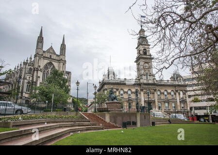 Dunedin, Otago, New Zealand-December 12,2016 : l'Octogone avec Hôtel de Ville, la cathédrale et statue de Robert Burns à Dunedin, Nouvelle-Zélande Banque D'Images