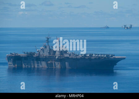 170615-N-DL434-010 MER DES PHILIPPINES (15 juin 2017) Une MV-22B Balbuzard, affecté à la "dragons" de l'escadron 265 à rotors basculants moyen maritime renforcée, quitte le navire d'assaut amphibie USS Bonhomme Richard (DG 6). Bonhomme Richard, navire amiral du Bonhomme Richard Expeditionary Strike Group (ESG), opère dans la région du Pacifique-Indo-Asia pour renforcer les partenariats et d'être un prête-réponse pour tout type d'imprévus. (U.S. Photo par marine Spécialiste de la communication de masse Seaman Apprentice Gavin Shields/libérés) Banque D'Images