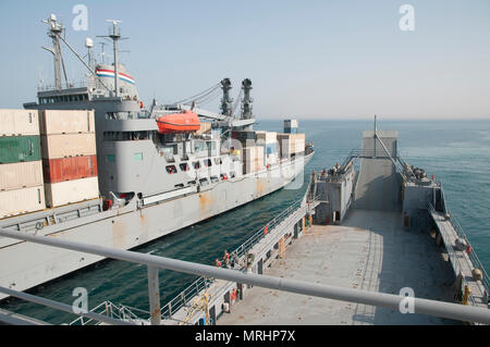 Les équipages des bateaux de l'Armée américaine à bord du navire de soutien logistique (5 LSV-5), "Maj. Le général Charles P. Gross," et le transport maritime navire de commandement militaire de l'État Gem se préparent à assurer leurs navires l'un à l'autre dans le golfe Persique, le 13 juin 2017. Les navires ont participé à un transfert du fret dans les cours d'exercice, déménagement conteneurs d'un bateau à l'autre à l'aide de l'État Gem's Crane, afin de démontrer la capacité de support de maintien en VBV. (U.S. Photo de l'armée par le Sgt. Jeremy Bratt) Banque D'Images