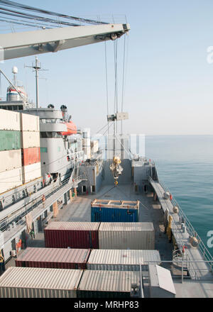 Le navire de commandement du transport maritime militaire de l'État Gem transfère un récipient pour l'Armée américaine à bord du navire de soutien logistique 5 motomarines (LSV-5), "Maj. Le général Charles P. Gross," au cours d'un transfert du fret dans les cours de l'exercice dans le golfe Persique, le 13 juin 2017. Les navires conteneurs déplacés d'un bateau à l'autre à l'aide de l'État Gem's Crane, afin de démontrer la capacité de support de maintien en VBV. (U.S. Photo de l'armée par le Sgt. Jeremy Bratt) Banque D'Images