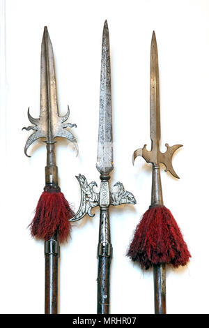 Ensemble d'armes. Un grand nombre d'armes médiévales. Des lances, hallebardes et axes de bataille. Isolé sur fond blanc Banque D'Images