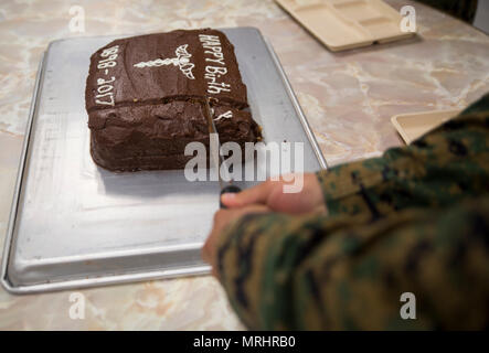 L'hôpital (chef Corpsman Fleet Marine Force) Edgar E. Cuenca, un technicien en médecine préventive avec élément de commandement, III Marine Expeditionary Force, couper un gâteau de cérémonie en carrés au cours d'une célébration pour le 119e anniversaire de l'hôpital au Camp taux corpsman Mujuk, Pohang, République de Corée, le 17 juin 2017. Des marines de la Compagnie Bravo, 3e Bataillon, de l'application de la Loi maritime du Groupe III de l'Administration centrale, III MEF et Corpsmen Battaion avec 3e, 3e médical Marine Logistics Group, III MEF se sont réunis pour célébrer l'anniversaire avec un gâteau d'anniversaire et de cérémonie de la lecture du message le 3ème Banque D'Images